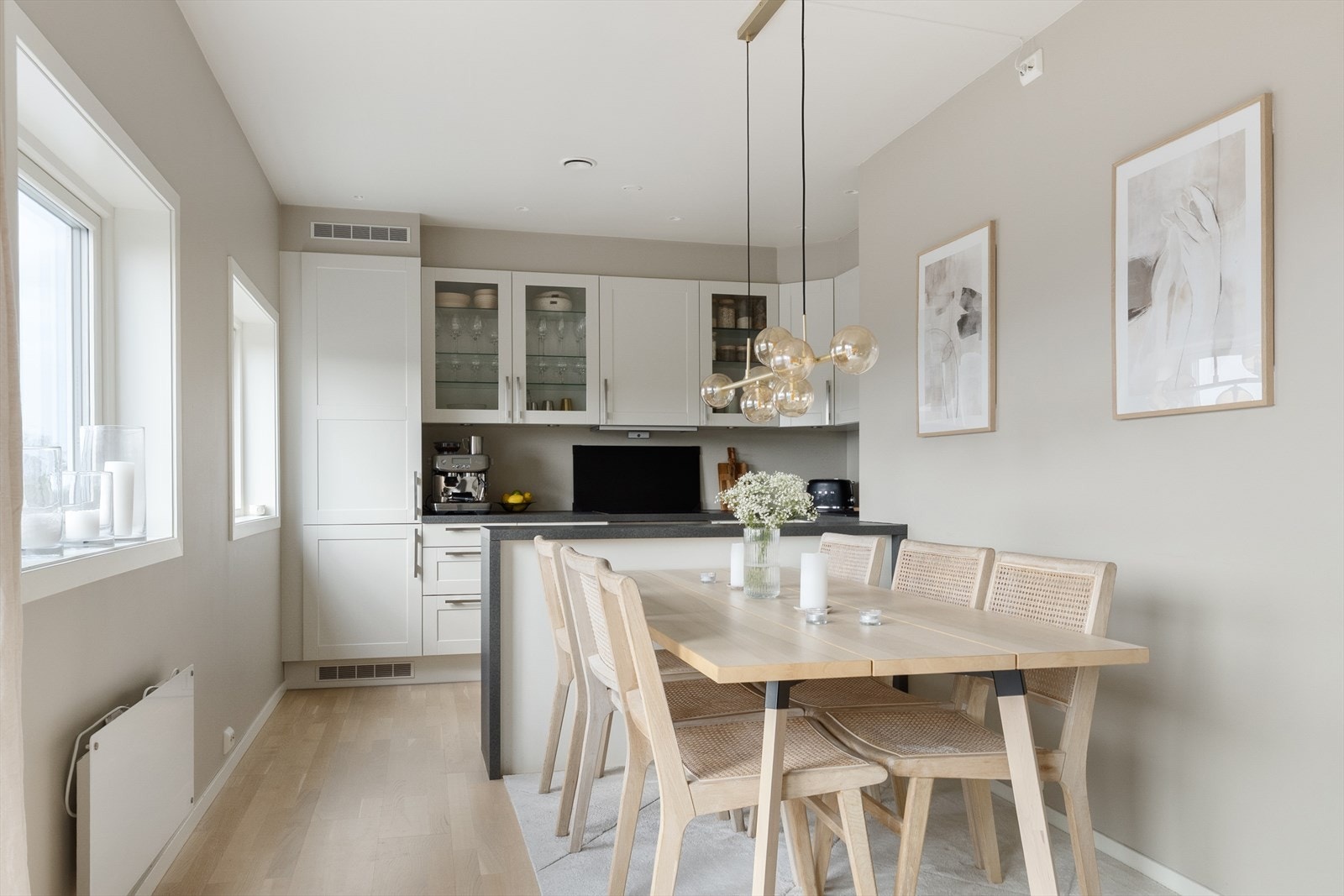 Moderne kjøkkeninnredningen fra HTH med profilerte fronter og en laminert benkeplate med nedfelt vaskekum. Galleribilde