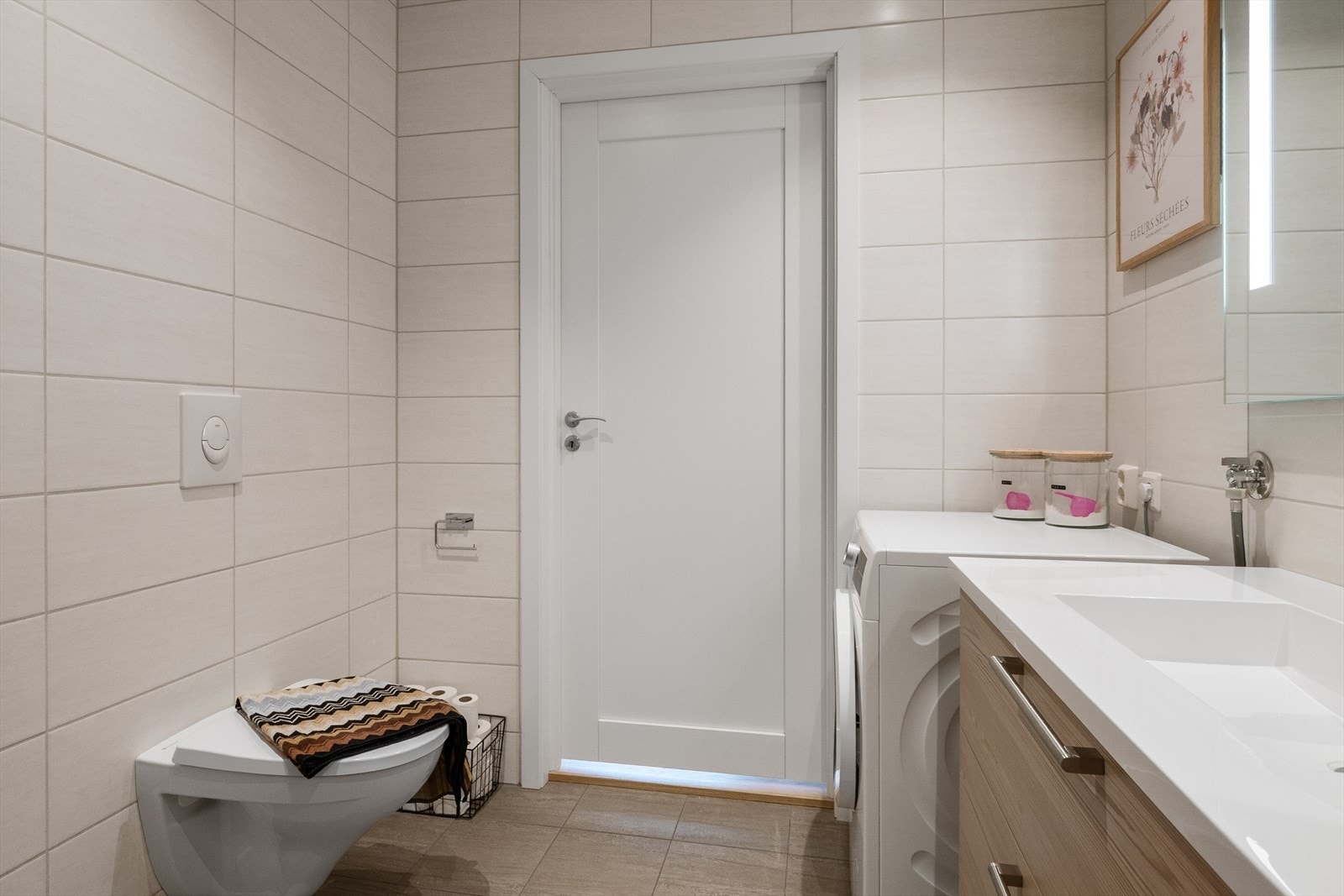 Badet har opplegg for vaskemaskin og behagelig gulvvarme. Galleribilde