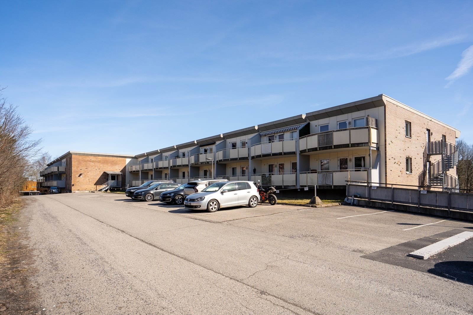 Leiligheten ligger i første etasje i et bygg fra siste halvdel av 1950-tallet. Galleribilde