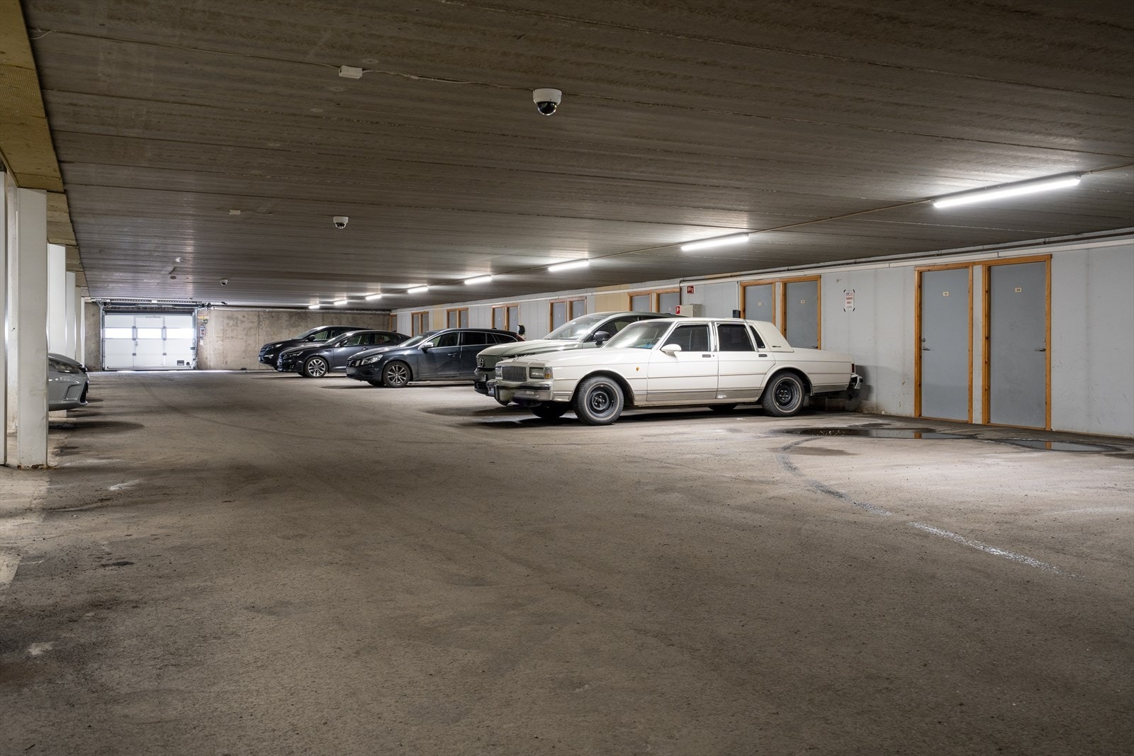 Det medfølger én p-plass i felles garasjeanlegg. Øvrig parkering etter områdets gjeldende bestemmelser. Galleribilde