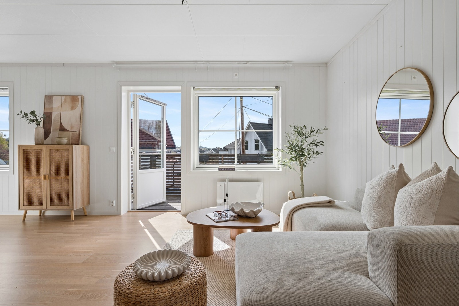 Store vindusflater slipper inn rikelig med naturlig lys. Galleribilde