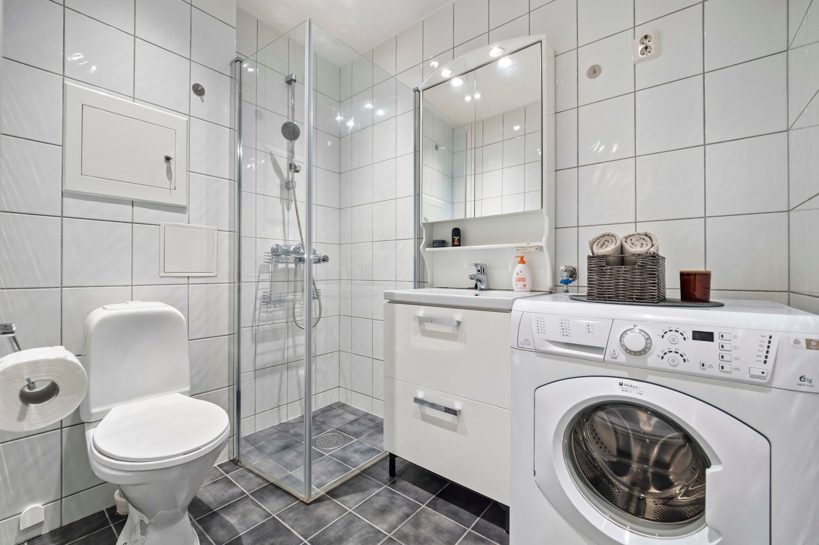 Badet er flislagt med varme i gulvet. Galleribilde