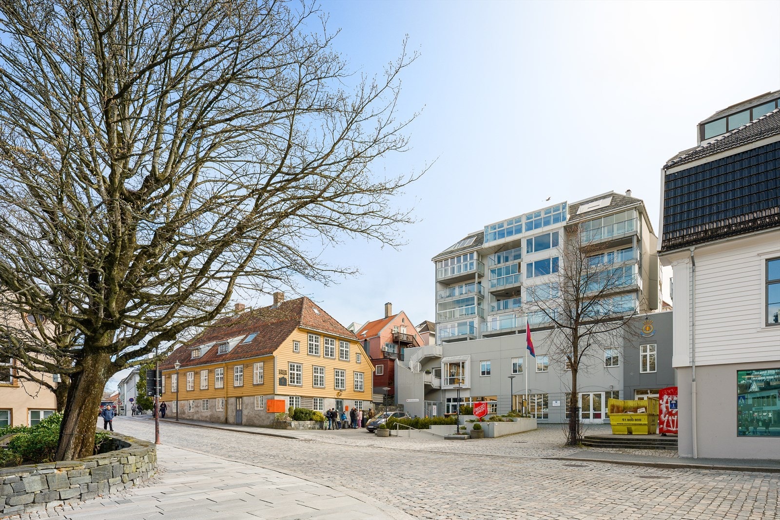 Beliggenheten er svært sentral med kun 4 minutters gange til Stavanger stasjon og 2 minutter til nærmeste busstopp i Kongsgata. Galleribilde