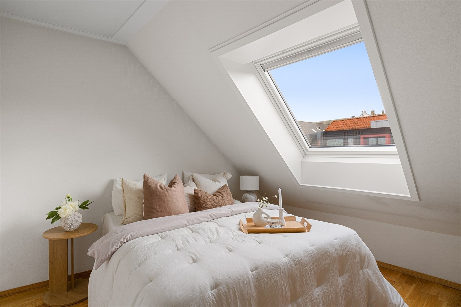 Takvinduet gir et behagelig dagslys inn i rommet. Galleribilde