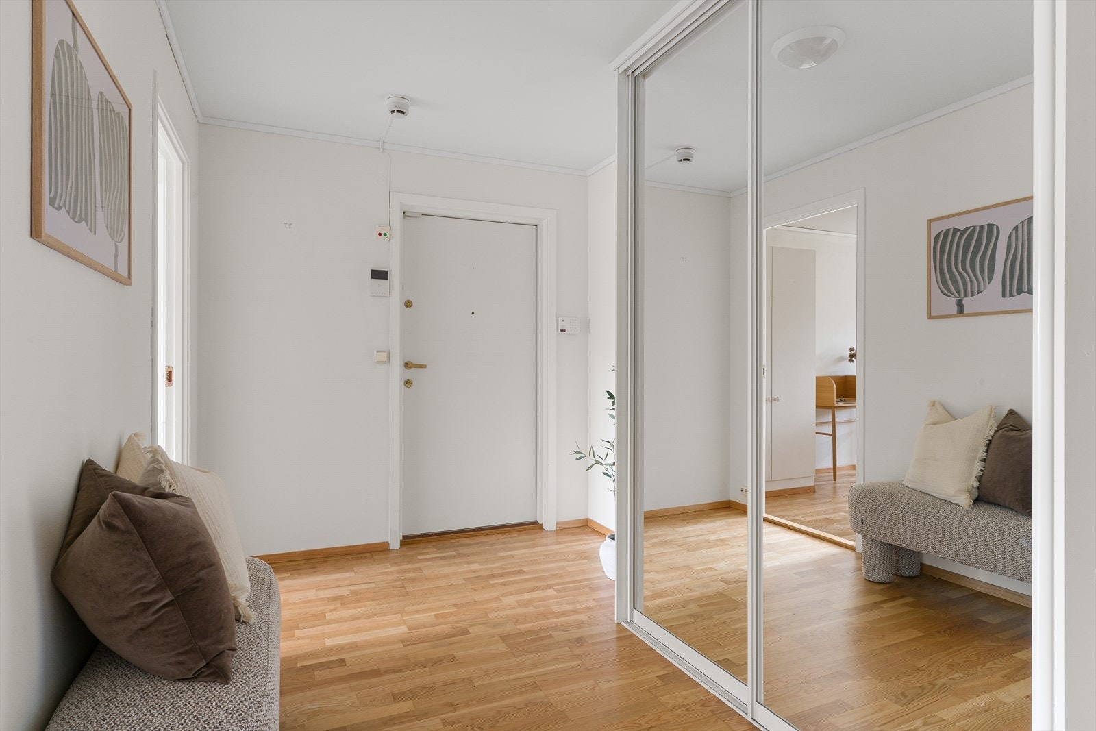 Entréen er romslig og gir et godt førsteinntrykk. Her er det god plass til oppbevaring av yttertøy og sko. Galleribilde