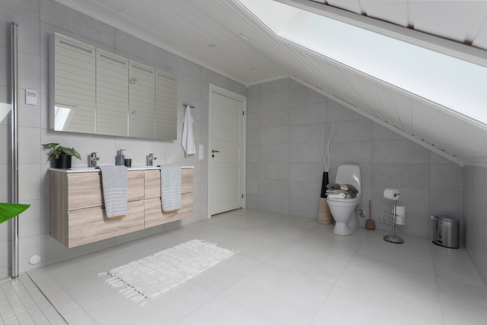 Takvindu og downlights som sørger for godt med lys på badet! Galleribilde