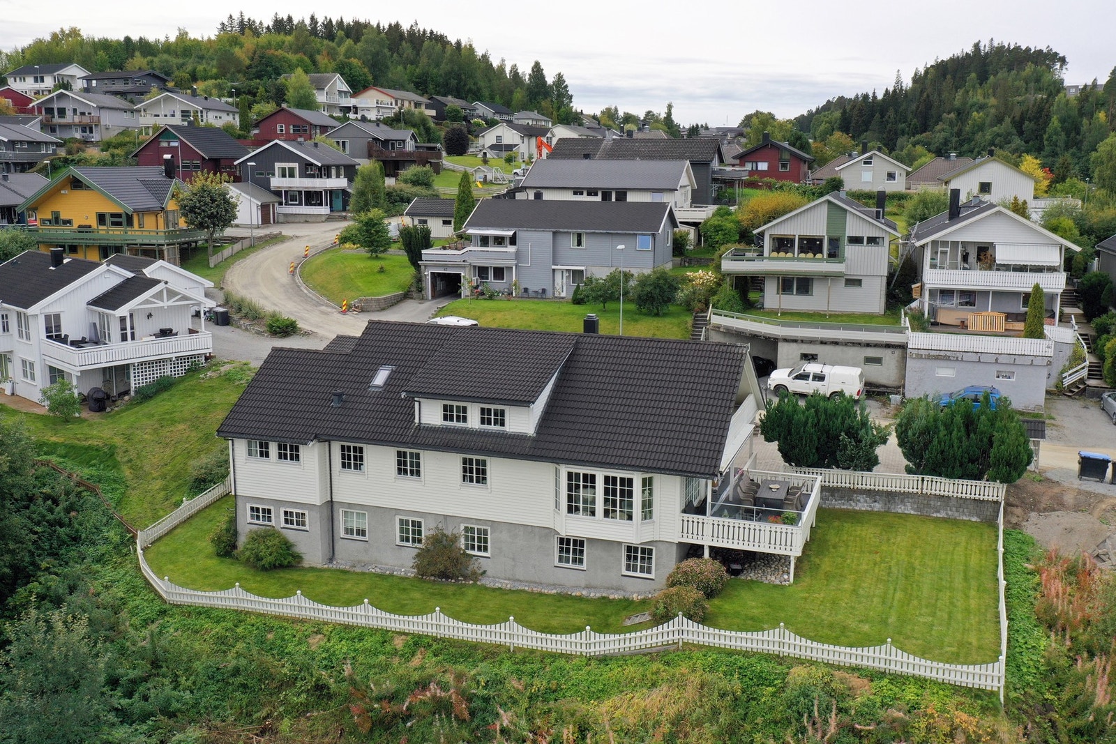 Innholdsrik eiendom med romslig hoveddel, 5 utleiehybler i underetasje, garasje og stort tomt! Galleribilde