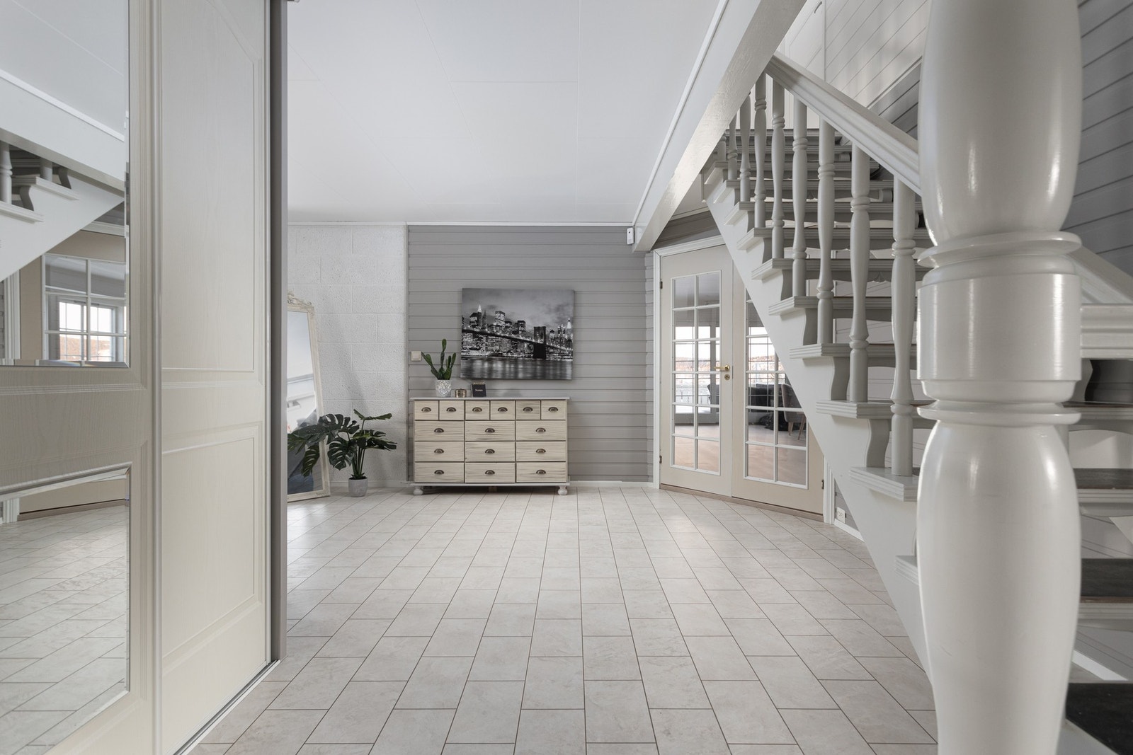 Hallen er utstyrt med skyvedørsgarderobe. Flislagt gulv med varme, i tillegg er det supplert med viftekonvektor. Galleribilde