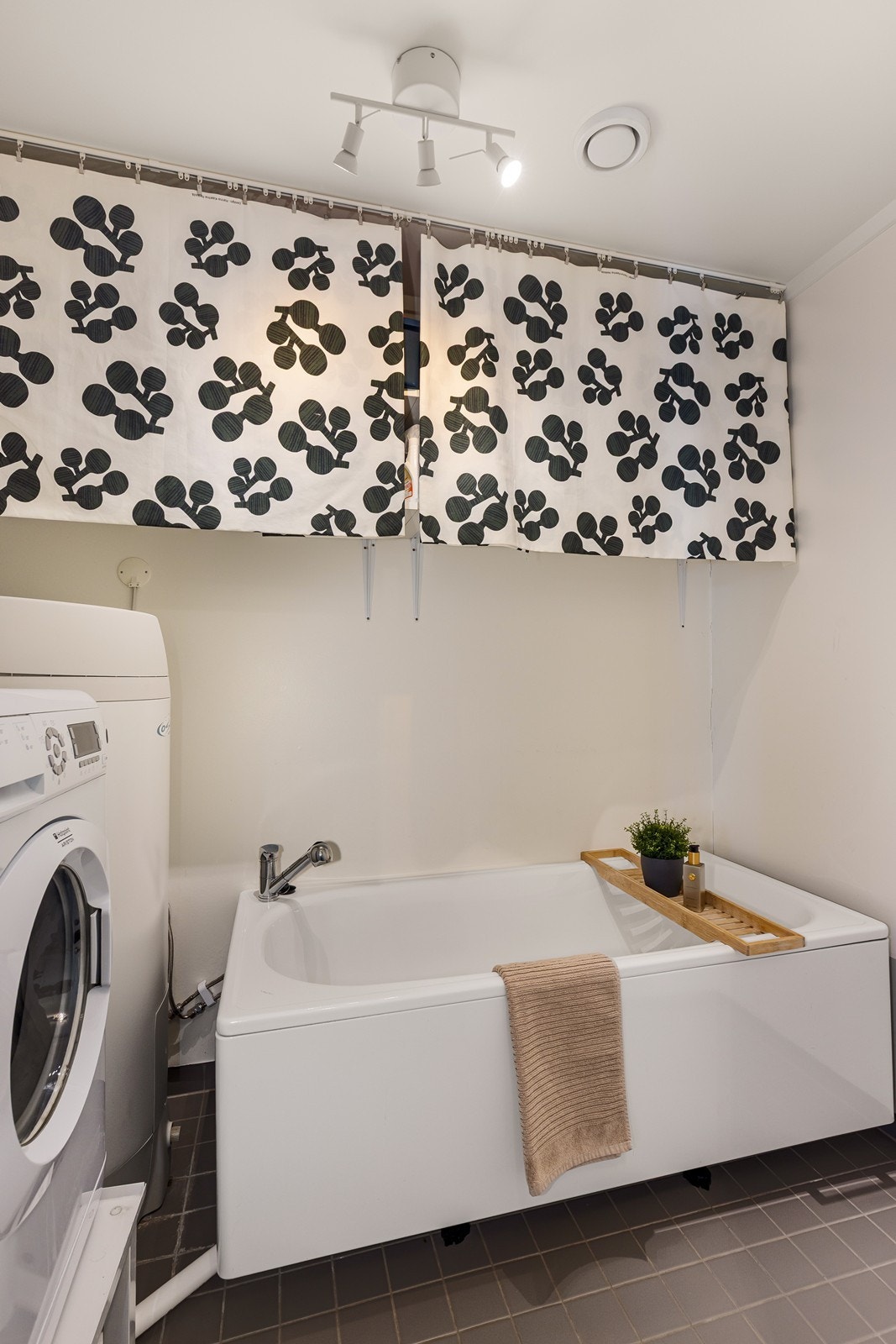Fra badet er det adkomst til vaskerom hvor det også er montert badekar Galleribilde