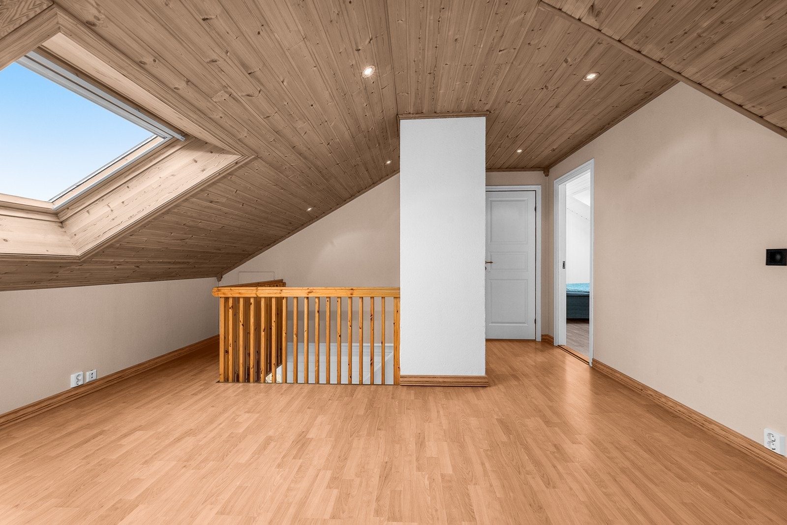 Fra loftstuen er det adkomst til innredet bad og et rom som i dag benyttes som soverom. Galleribilde