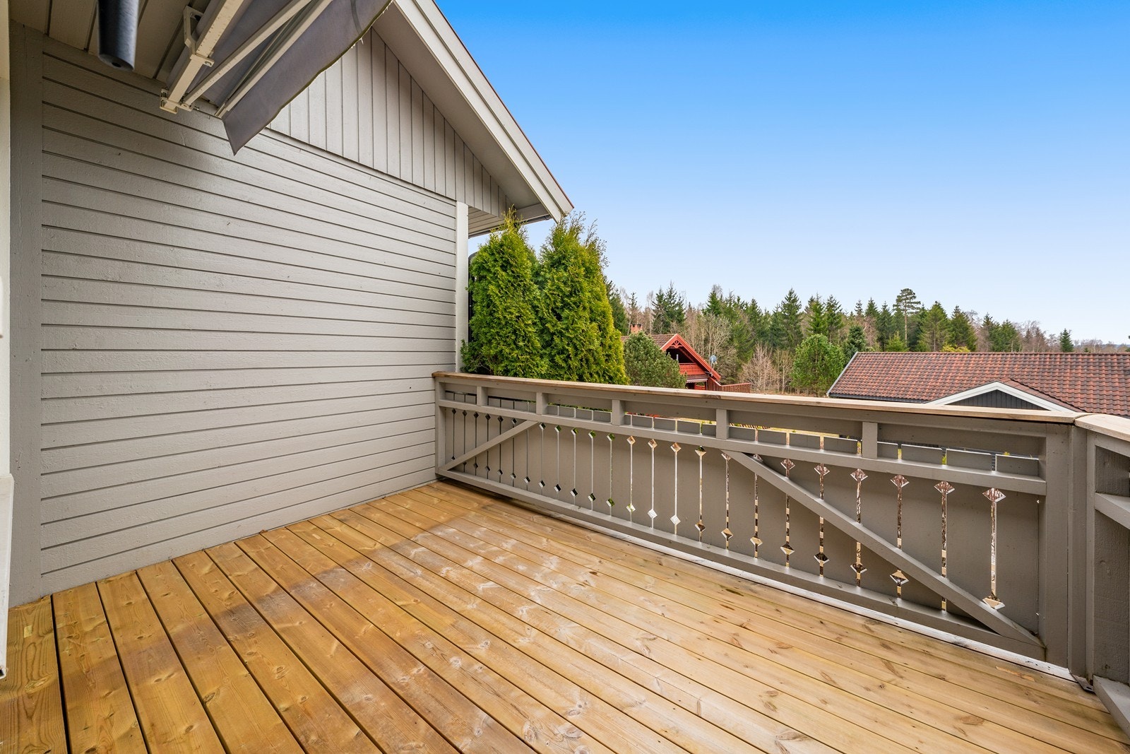 Terrassen er belagt med impregnerte terrassebord og har et solid, malt rekkverk. Galleribilde