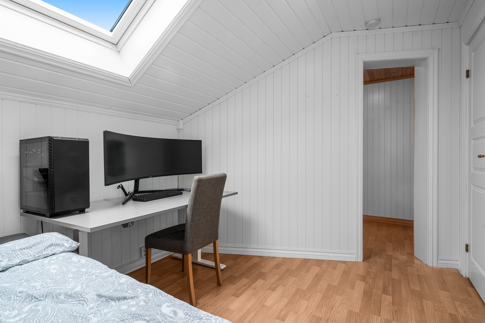 Fra det innredede soverommet er det direkte tilgang til et praktisk walk-in-closet. Galleribilde