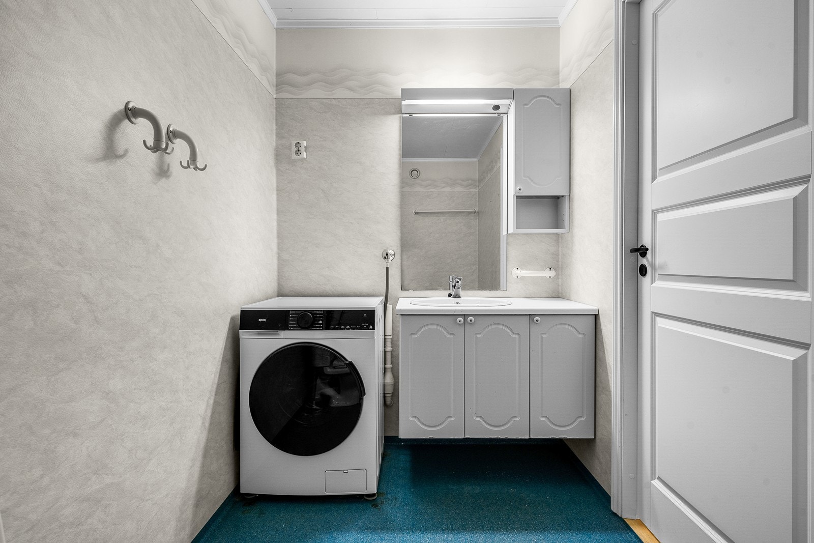 Badet i første etasje er praktisk innredet med servantmøbel, toalett og opplegg for vaskemaskin. Galleribilde