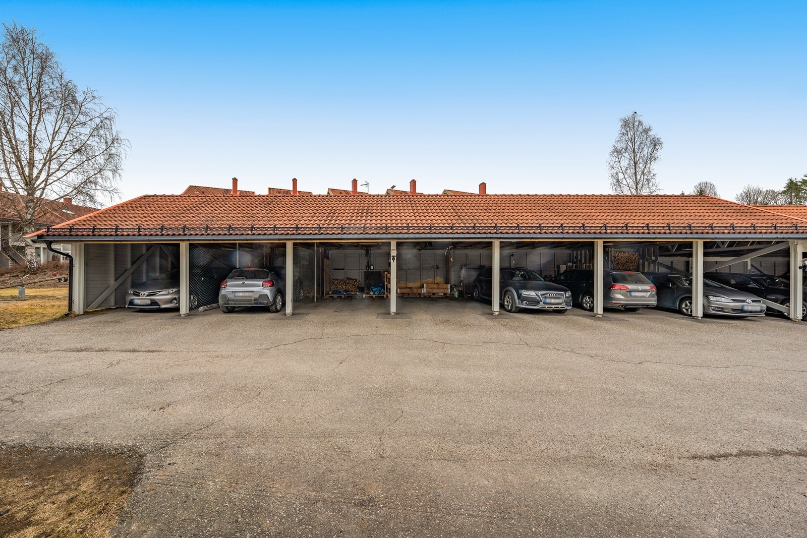 Parkering på egen plass i felles carportrekke. Det er installert elbillader av eier. (elbilladeren har lav spenning) Galleribilde