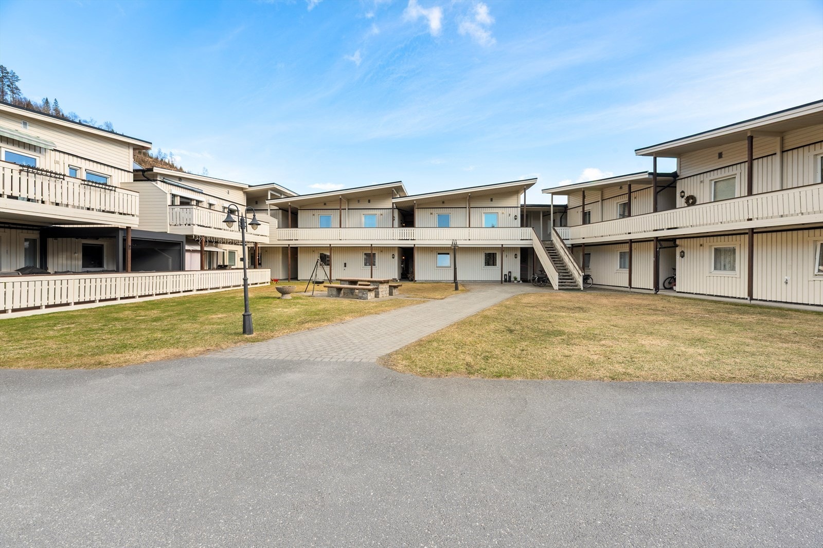 Sameiet har et pent opparbeidet fellesområde samt rikelig med parkeringsplasser for beboerne og besøkende. Galleribilde