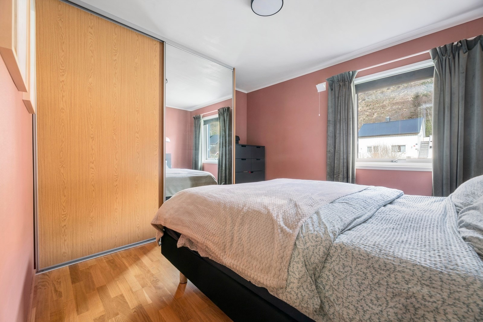 Skyvedørsgarderobe gir rommet praktisk oppbevaringsplass. Galleribilde