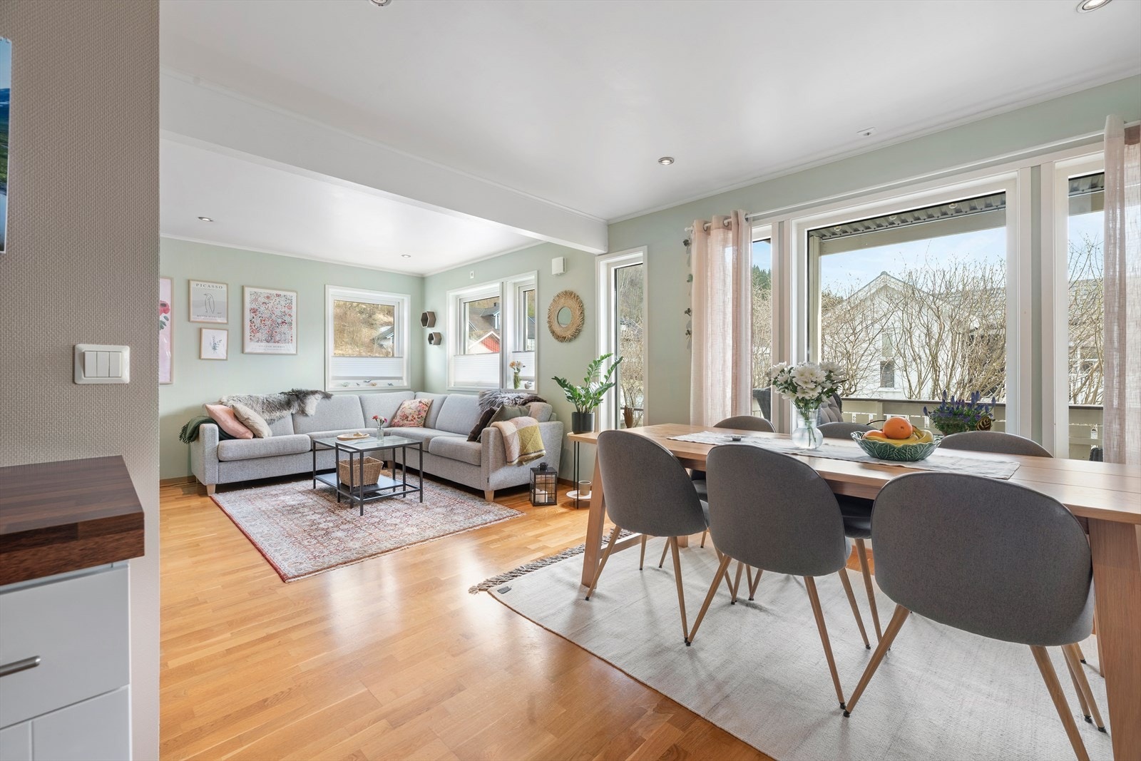 Stuen har parkettgulv og store vindusflater som slipper inn rikelig med dagslys. Galleribilde