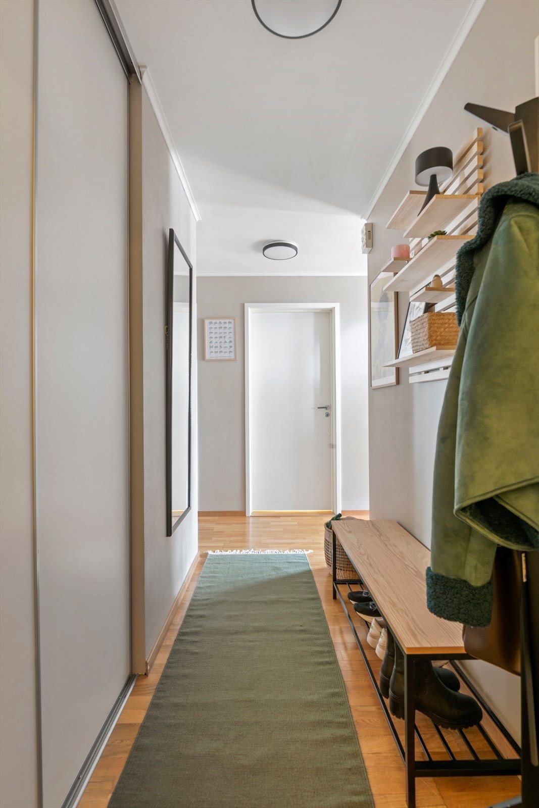 Skyvedørsgarderobe i entréen gir god oppbevaringsplass for klær og sko. Galleribilde