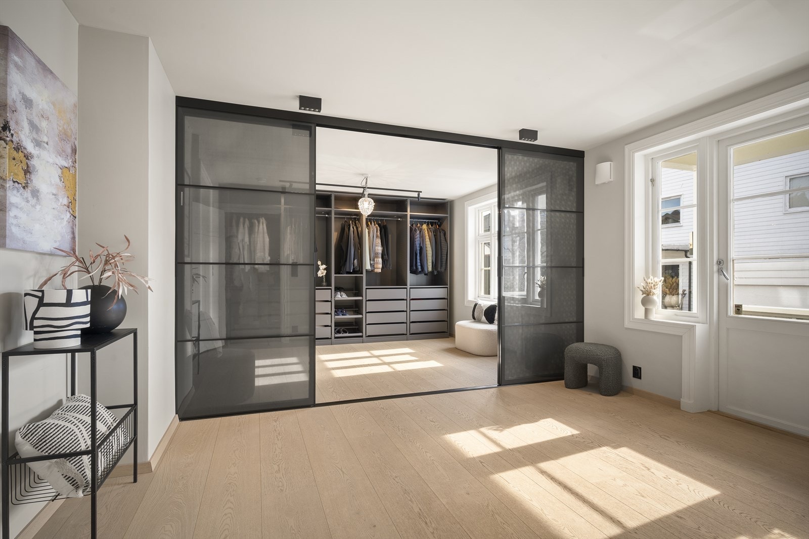 Et svært lekkert og praktisk walk-in-garderobe gir en ryddig og strukturert oppbevaring av klær og yttertøy. Galleribilde
