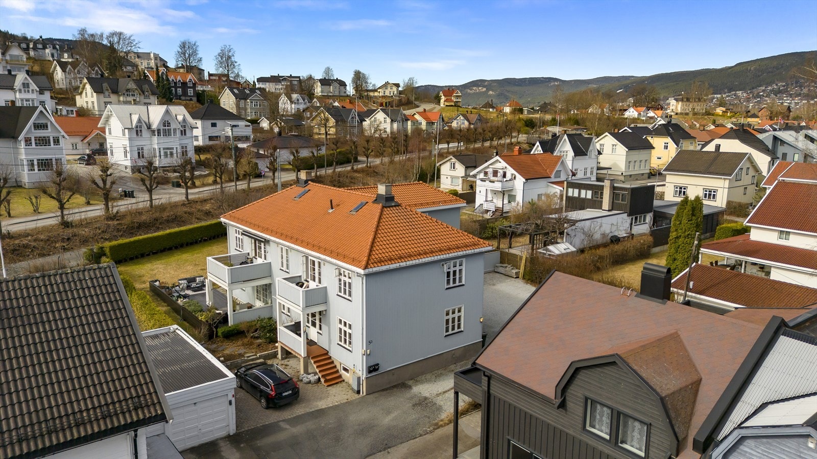 Leiligheten befinner seg i 1. etasje med flotte hage- og uteområder. Galleribilde