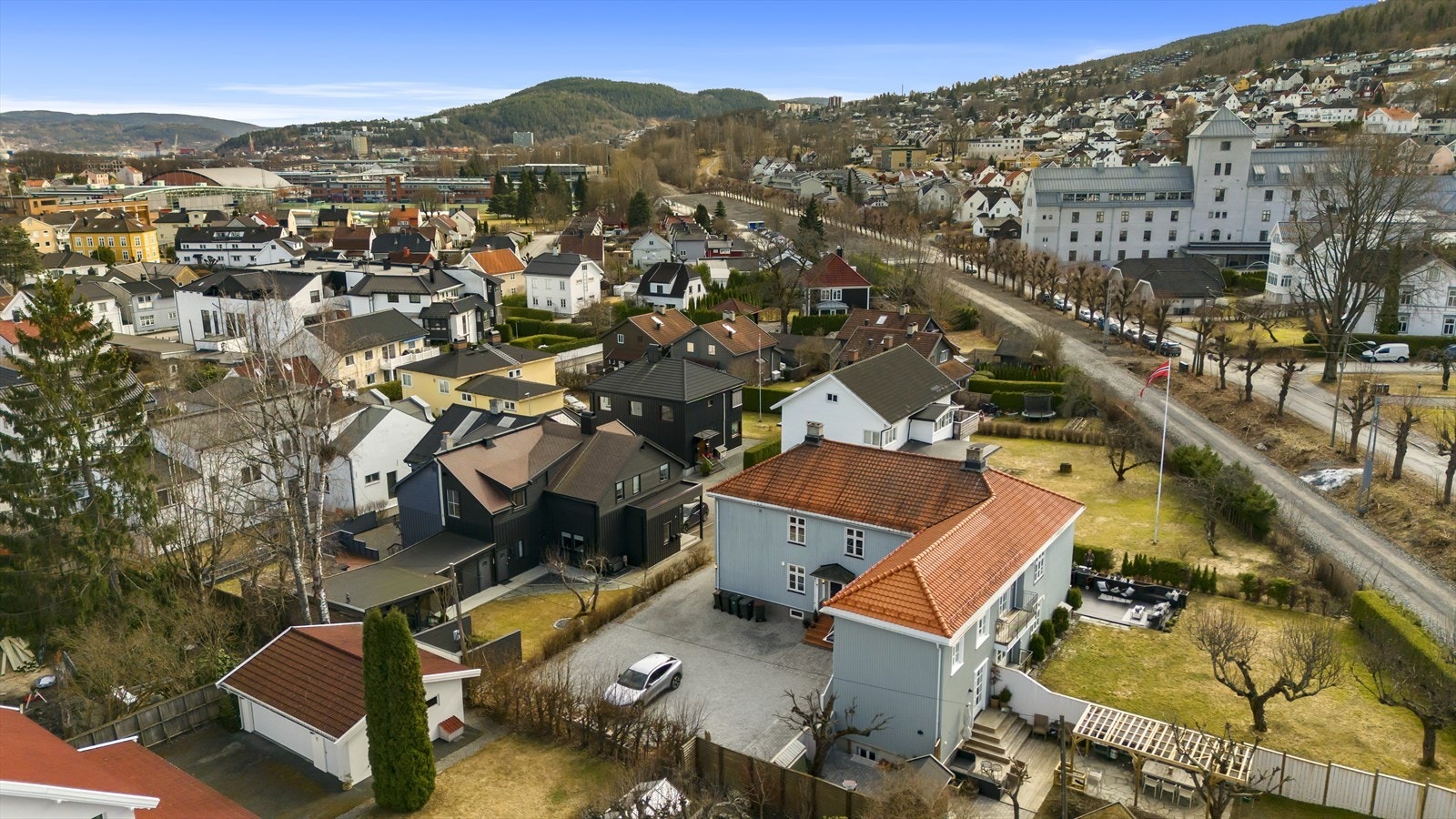 Parkering på felles grusbelagt gårdsplass. Galleribilde