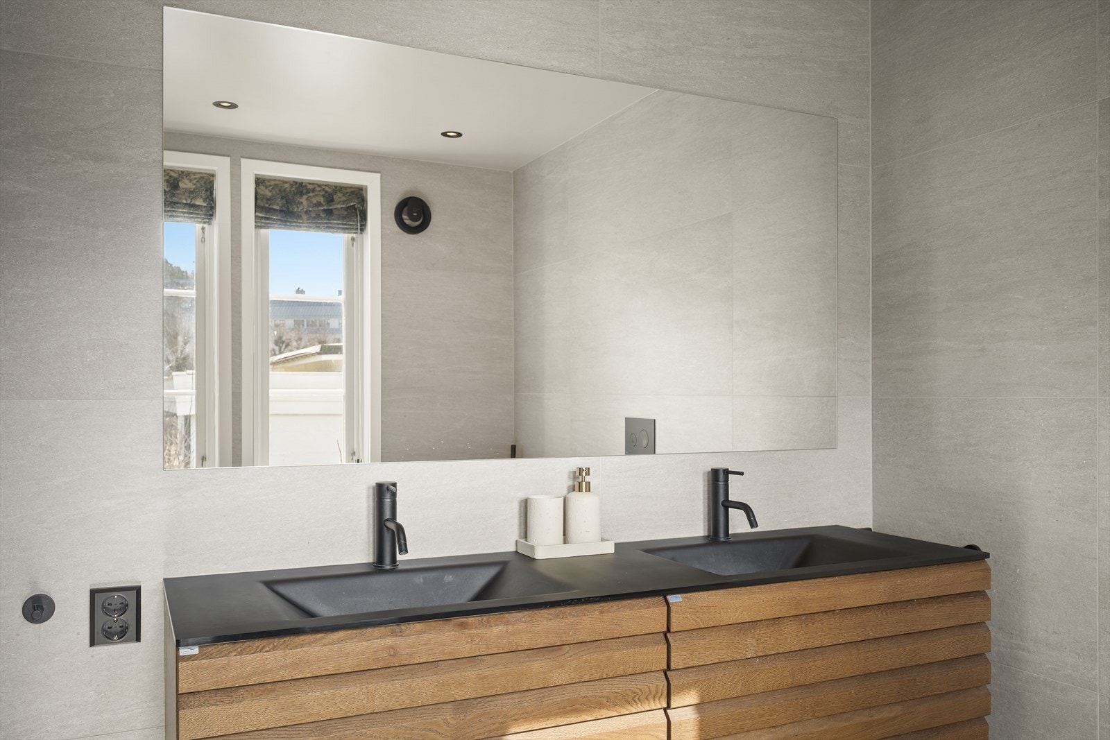 Badet ble renovert i 2023 og fremstår som stilrent og lekkert med gjennomførte løsninger og god standard. Galleribilde