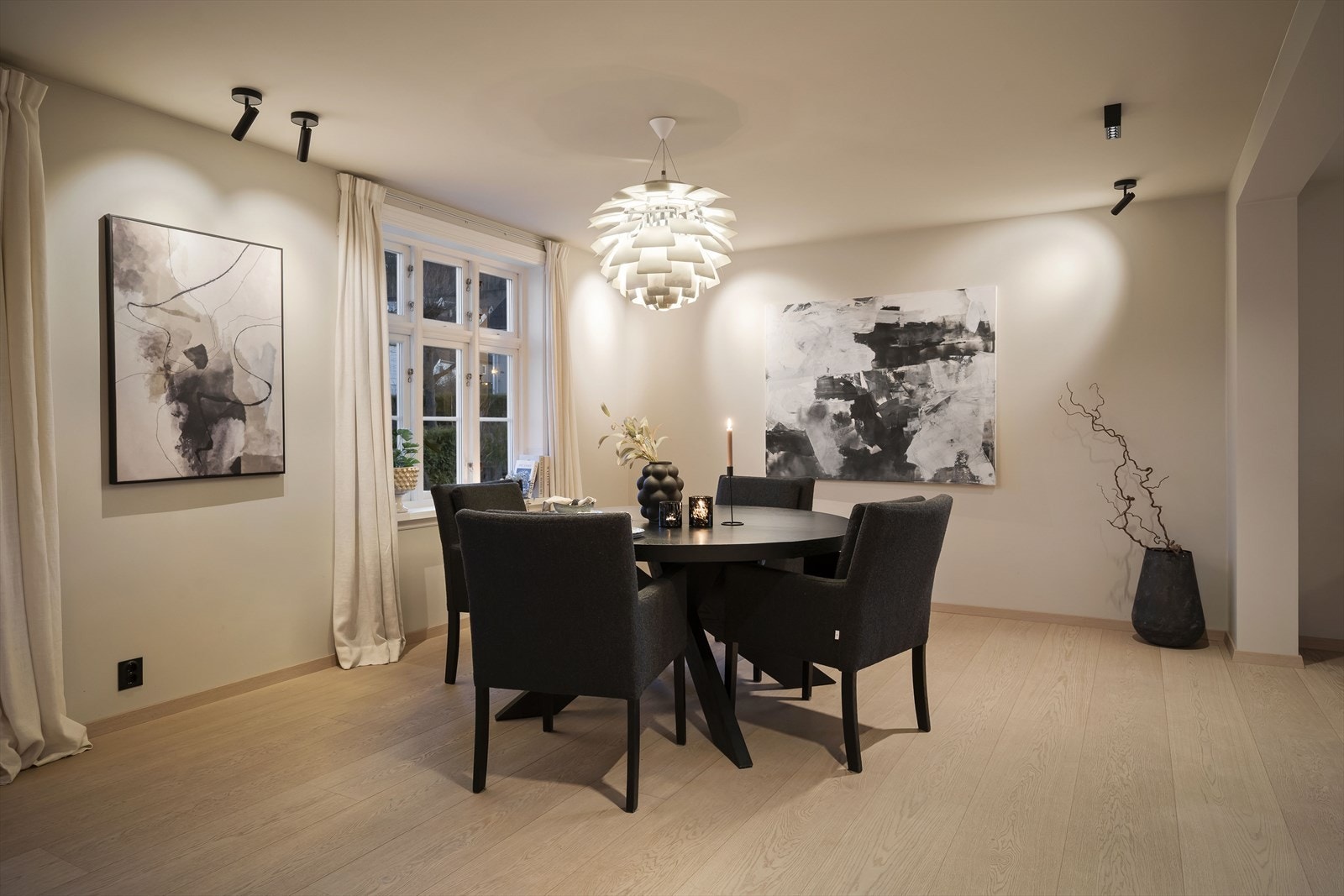 Spisestuen fremstår som et trivelig samlingspunkt med god atmosfære, perfekt for hyggelige sammenkomster med familie og venner. Galleribilde