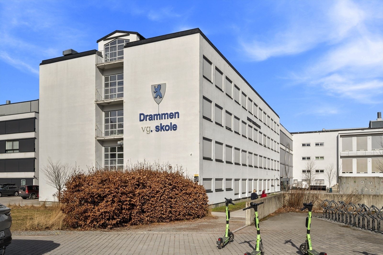 Det er kort skolevei for barn i alle aldere, både Drammen VGS og Marienlyst skole ligger begge under 900m fra eiendommen. Galleribilde