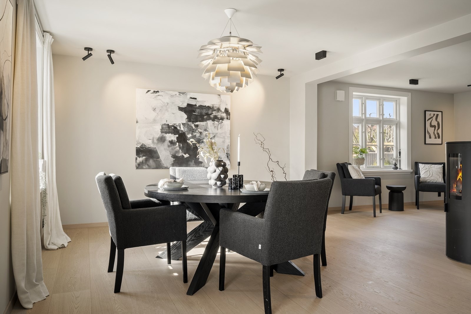 Leiligheten holder gjennomgående lyse toner og en luftig atmosfære som gir en moderne og innbydende følelse. Galleribilde