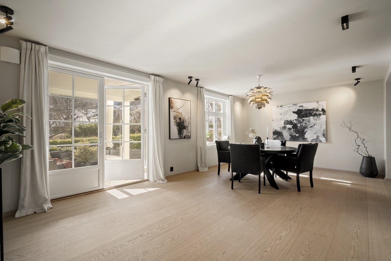 Fra spisestuen er det direkte utgang til en av boligens flere fine uteplasser. Galleribilde