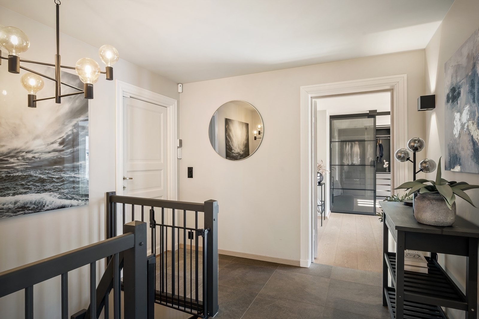 I boligens hall finner vi trappen ned til underetasjen. Galleribilde