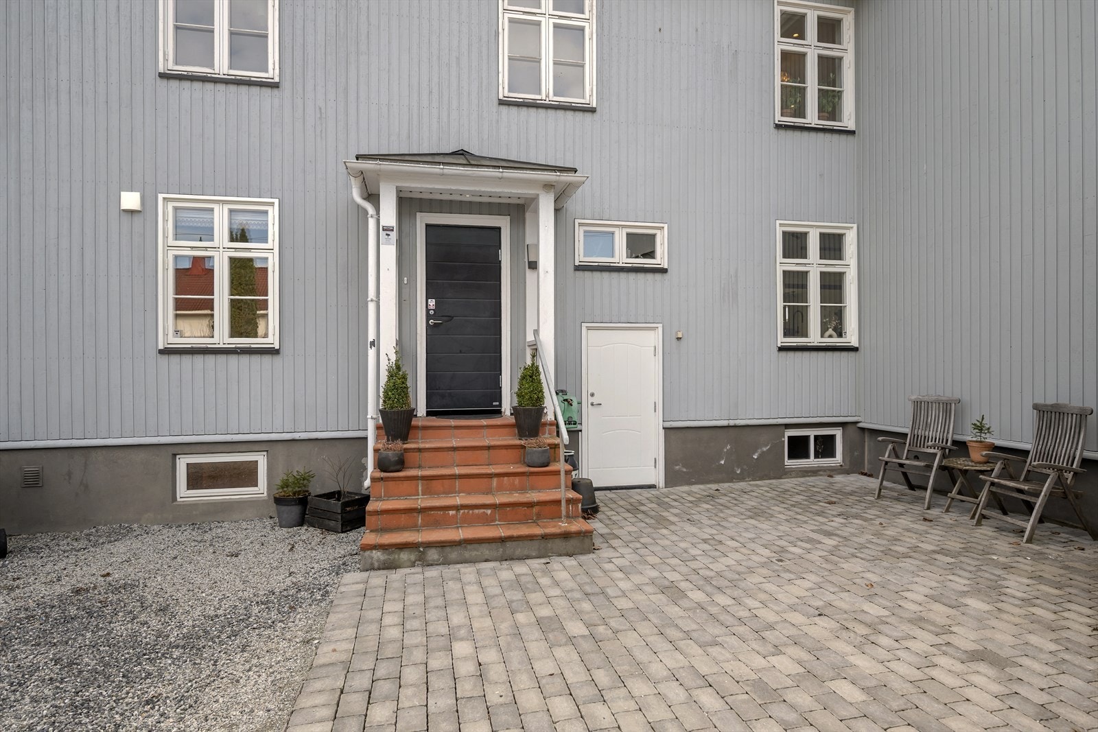 En trivelig adkomst med belegningsstein og vindfang, velkommen inn! Galleribilde