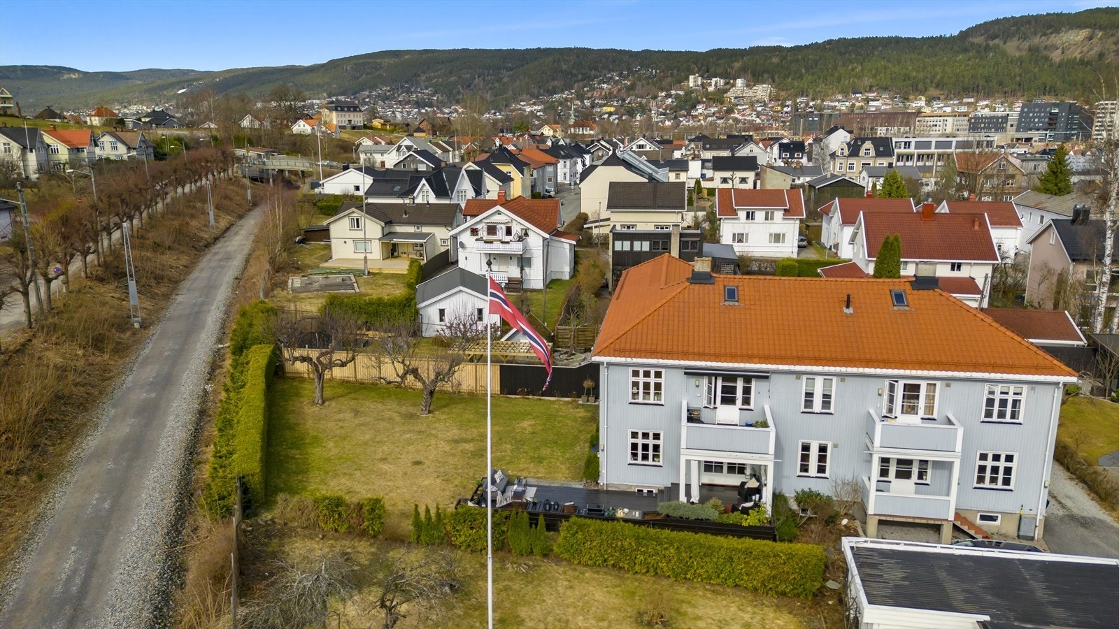 Selmers Gate 5D, befinner seg i bydelen Nybyen i Drammen, kun en kort spasertur fra sentrum. Galleribilde