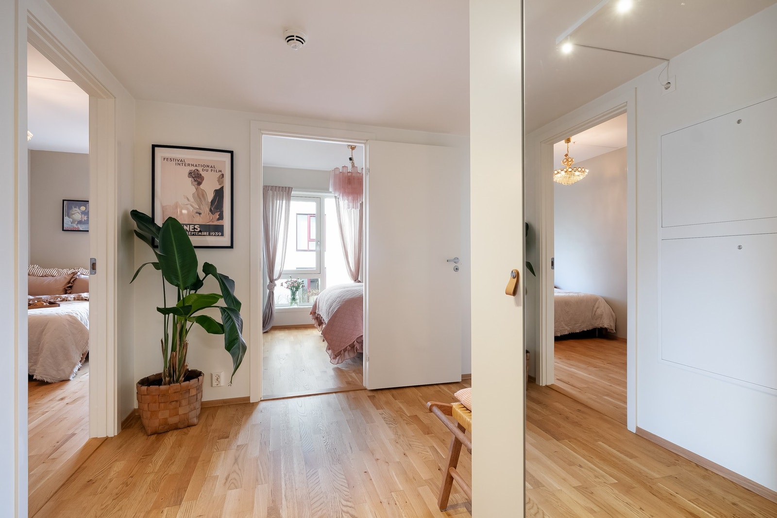 Her blir du møtt av en lys, romslig og innbydende entré som gir et godt førsteinntrykk av boligen. Galleribilde