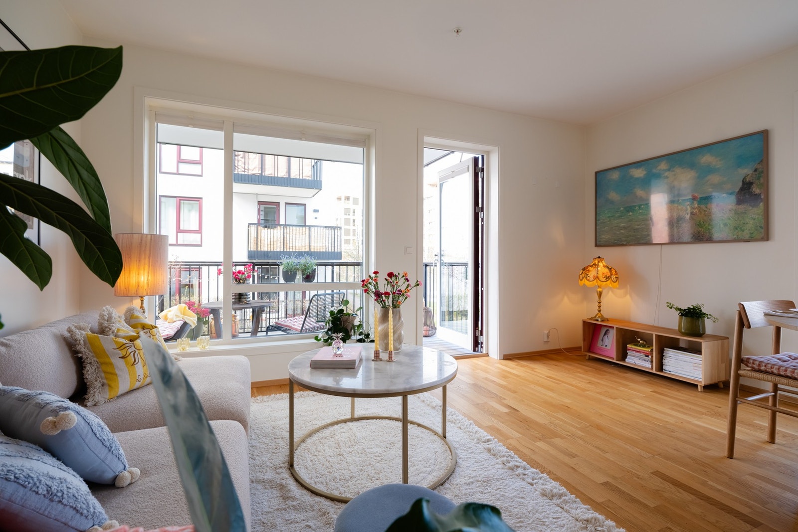 Det er god plass til sofa, salongbord og tilhørende mediemøblement. Galleribilde