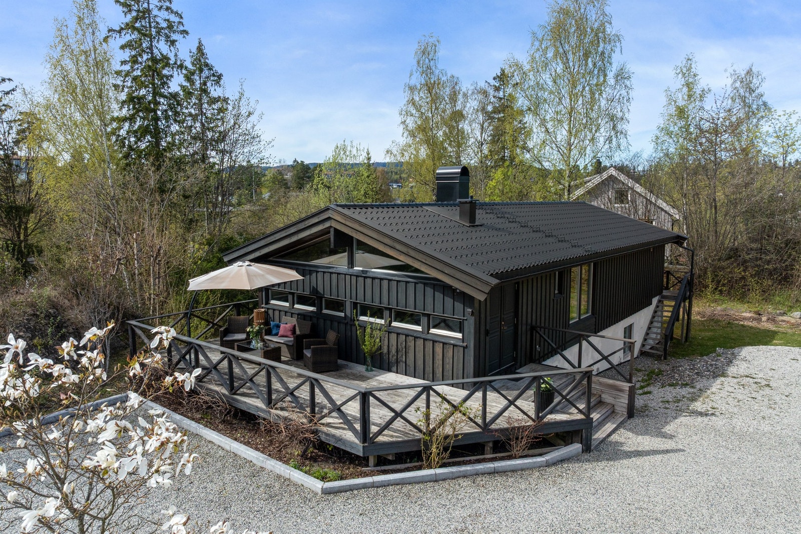 Boligen har terrasse på tre sider av huset Galleribilde