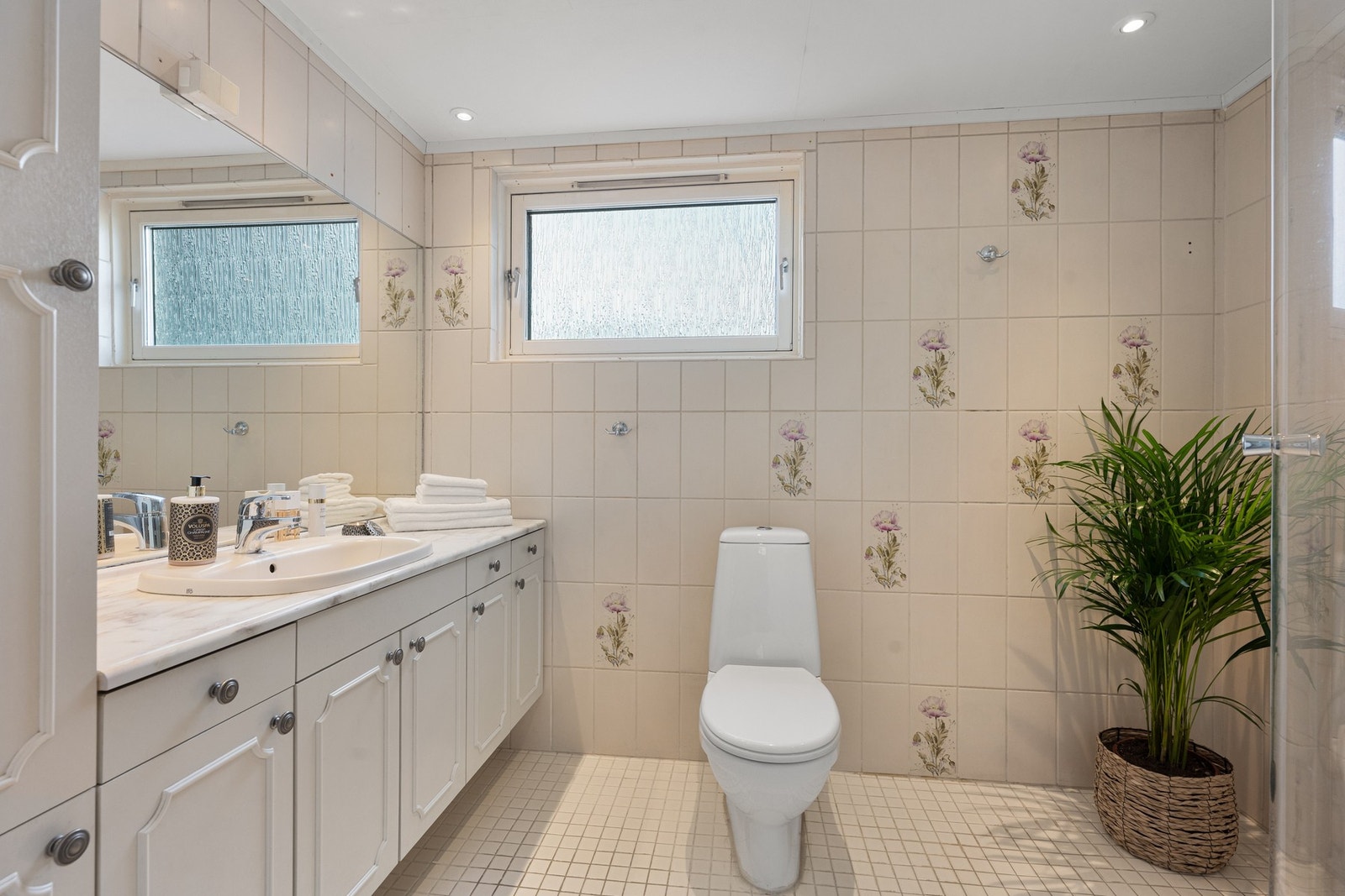 Badet er fra byggeår og består av servant, toalett, speil, dusjkabinett og elektrisk gulvvarme. Galleribilde