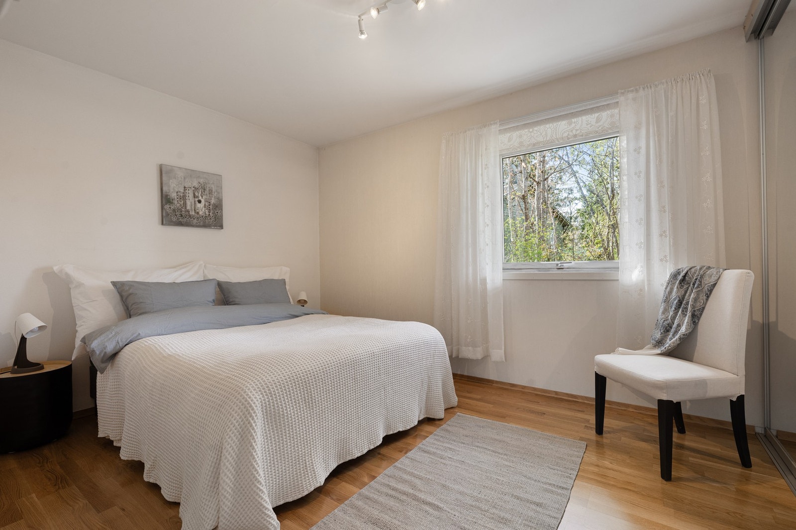 Romslig hovedsoverom med god plass til stor seng og annet møblement Galleribilde