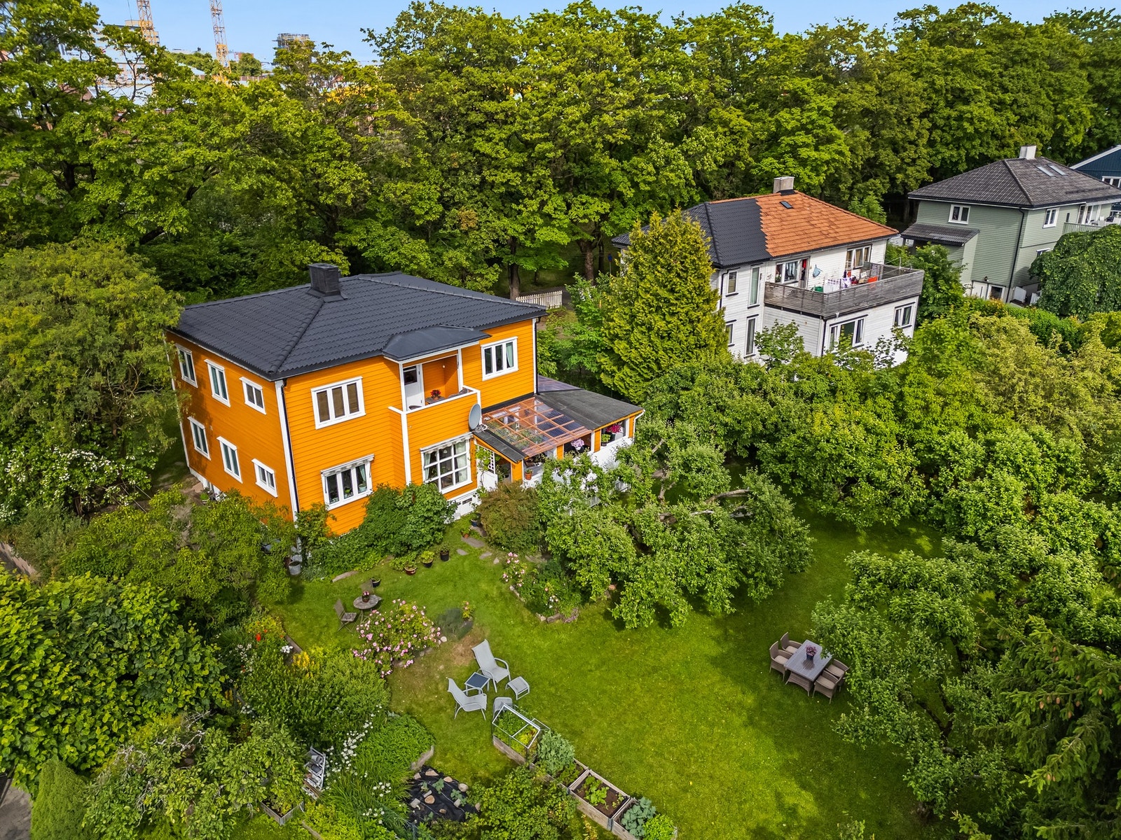 Her kan du sikre deg en hel tomannsbolig over tre plan med idyllisk beliggenhet. Galleribilde