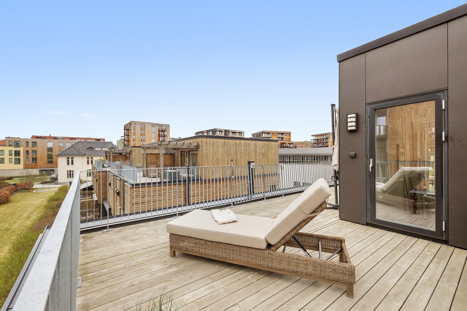I boligens toppetasje kan du nyte solen hele dagen på en 43 kvm takterrasse. Galleribilde