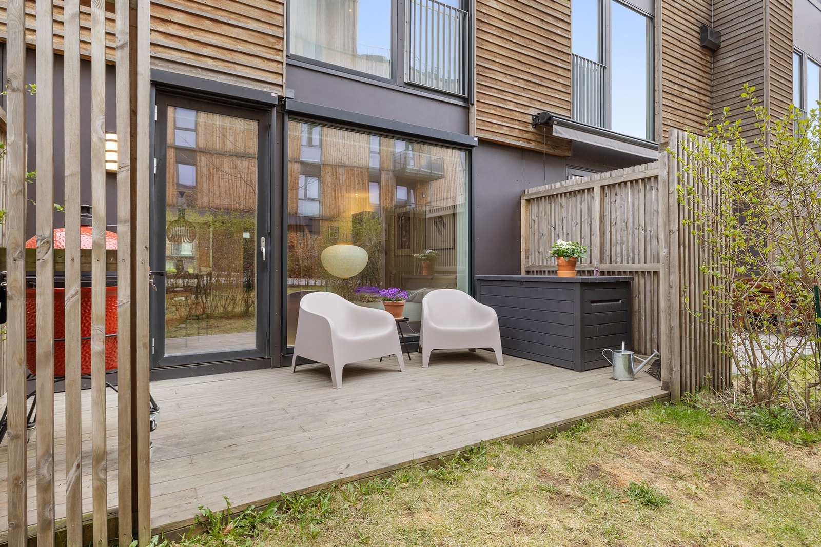 Hyggelig terrasse på 12 kvm, med god plass til både sittegruppe og hyggelige middager ute. Galleribilde