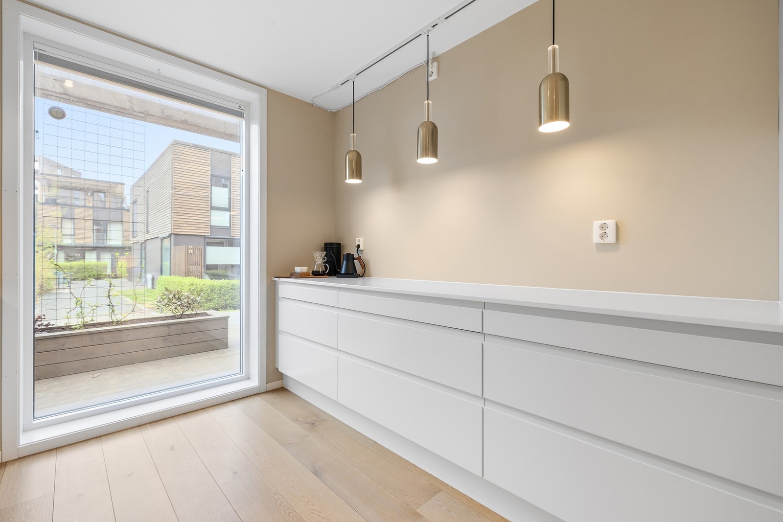 Med overskap kun på én side er det god mulighet for å etablere en åpen hylleløsning, som gir et luftig uttrykk og ekstra fleksibilitet i innredningen. Galleribilde