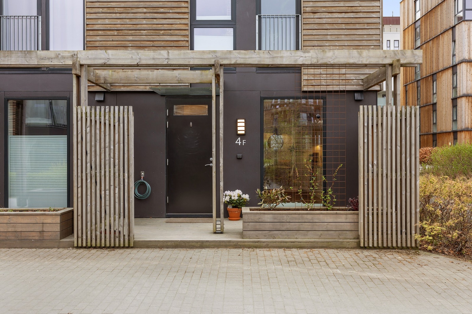 Rekkehuset ligger i en tilbaketrukket og koselig gate på Lilleby, med nærhet til flere lekeplasser, dagligvarebutikker, shopping på City Lade og fantastiske Ladetien. Galleribilde