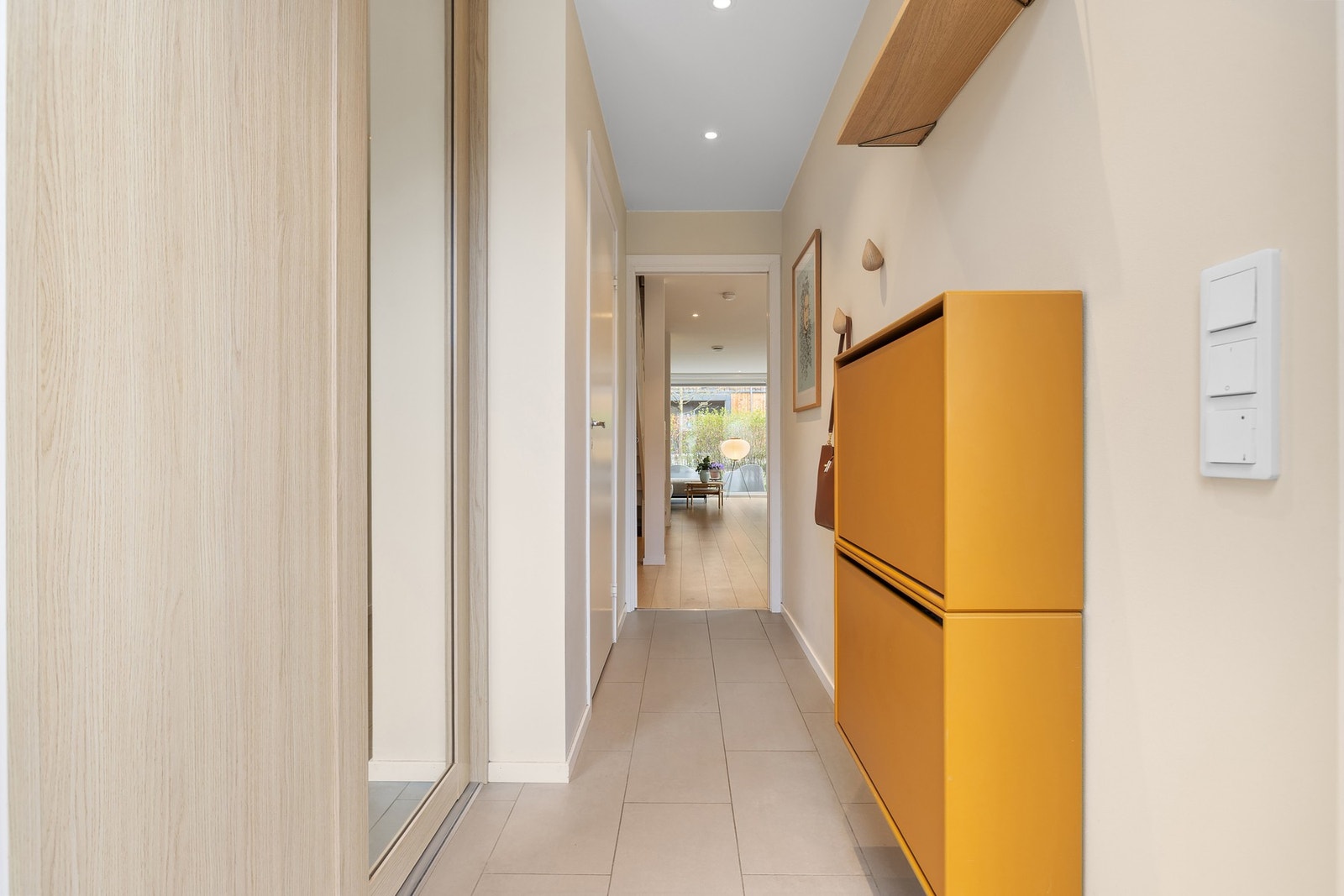 Entréen har god oppbevaringsplass for sko og yttertøy i en romslig skyvedørsgarderobe. Galleribilde