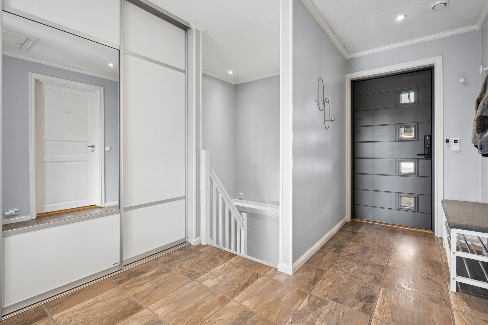 Velkommen inn! Stor skyvedørsgardrobe med god plass til å yttertøy og sko. Galleribilde