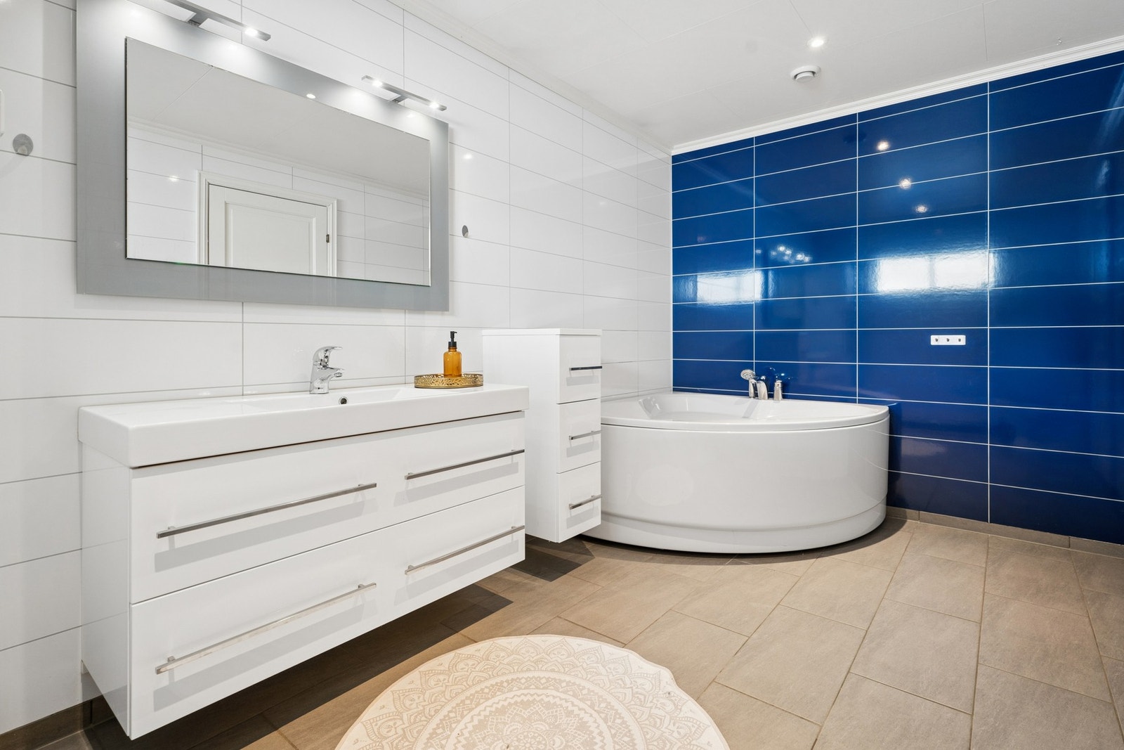Rommet har vannbåren gulvvarme. Galleribilde