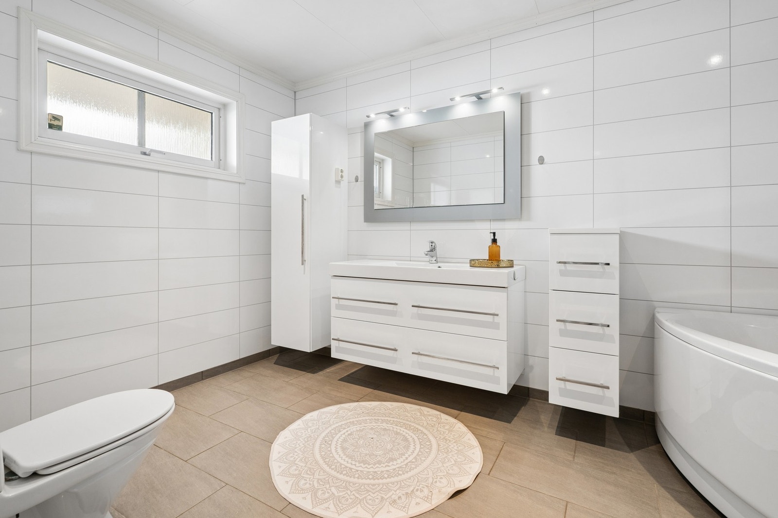 Badet har innredning med heldekkende servant, toalett og badekar. Galleribilde