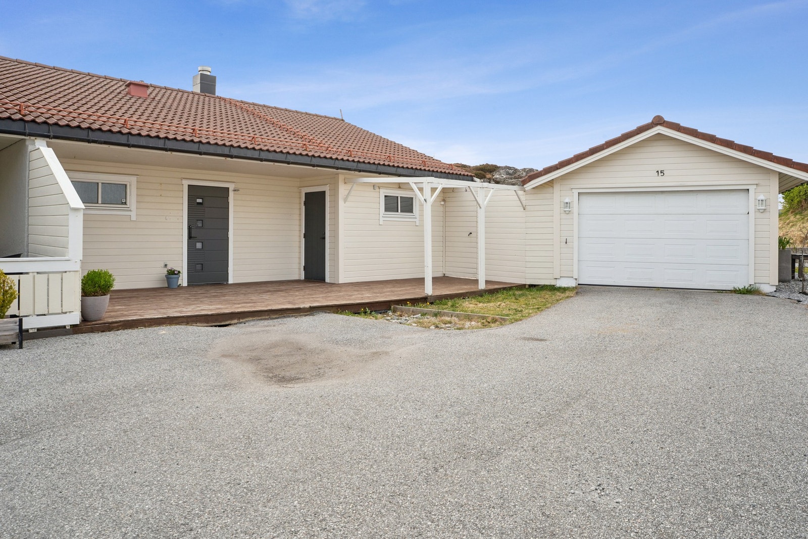 Garasje på ca. 28 m² med elbillader. Galleribilde