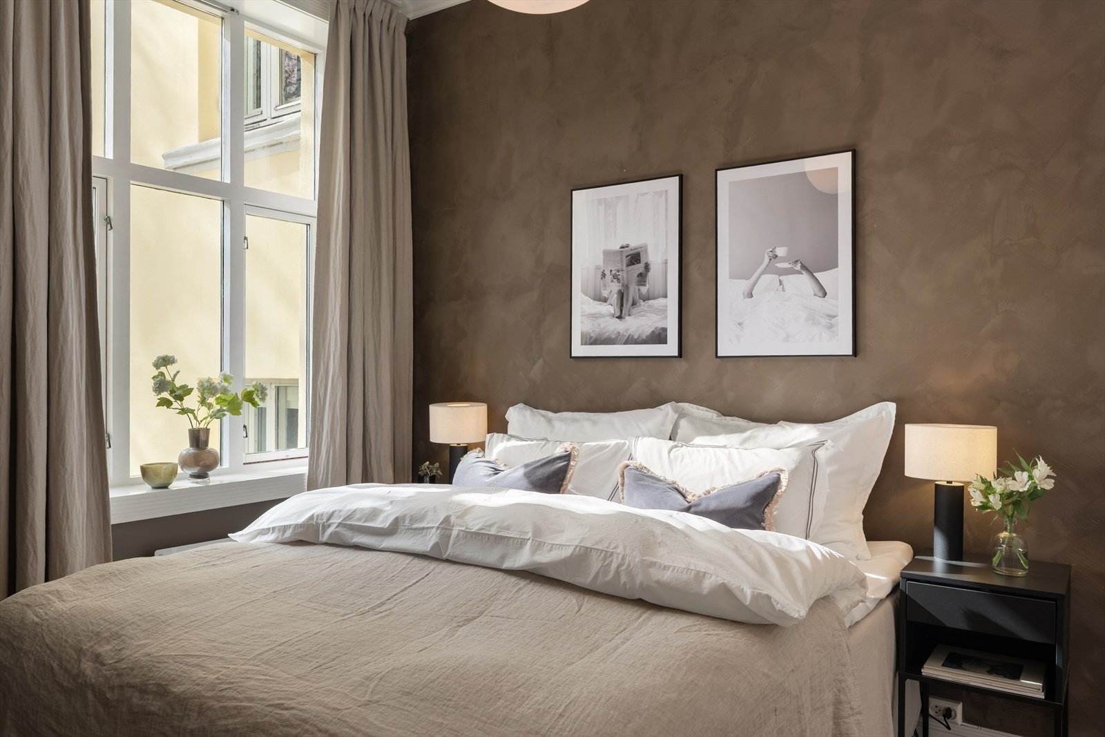 Deilikat soverom med god plass til dobbeltseng med tilhørende nattbord , garderobeskap og annet ønsket møblement. Galleribilde