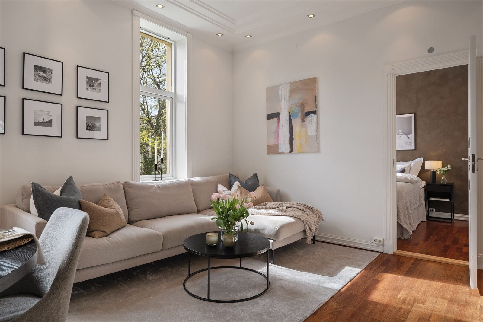 Rommet er fleksibelt og lett å møblere med sofa, TV-sone, spisegruppe og annet ønsket inventar. Galleribilde